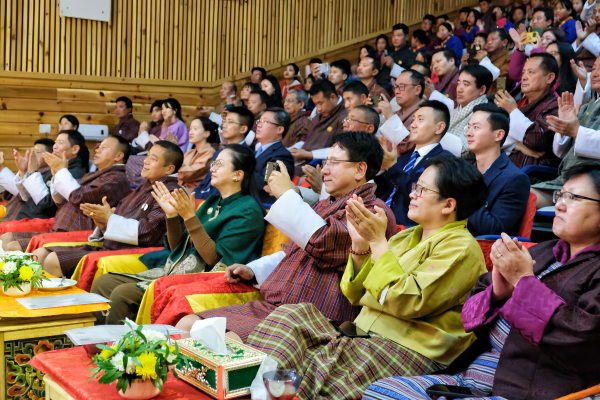 圖片2：嘉賓，駐印度使館臨時(shí)代辦馬珈、公使銜參贊王新明、國家委員會主席、國民議會議長等觀看演出_副本.png